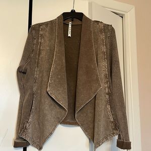 New never worn size PL Leo & Nicole brand, jacket soft, beautiful coco colored.